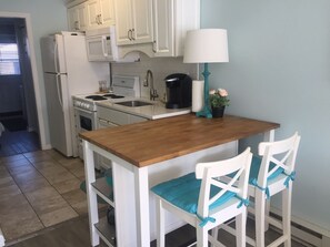 Een koelkast, een magnetron, een oven, een kookplaat