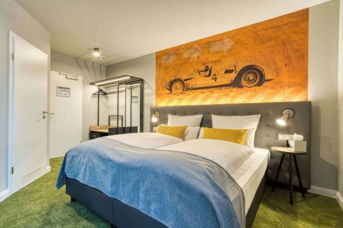 Zimmersafe, Schreibtisch, laptopgeeigneter Arbeitsplatz