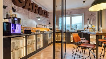 Dagelijks ontbijtbuffet (EUR 17.9 per persoon)