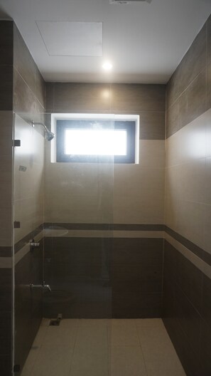 Quadruple Room | Bathroom | Shower, free toiletries, hair dryer, slippers - Monza Villa (Sam Son)