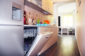 Full-sized fridge, microwave, dishwasher, cookware/dishes/utensils