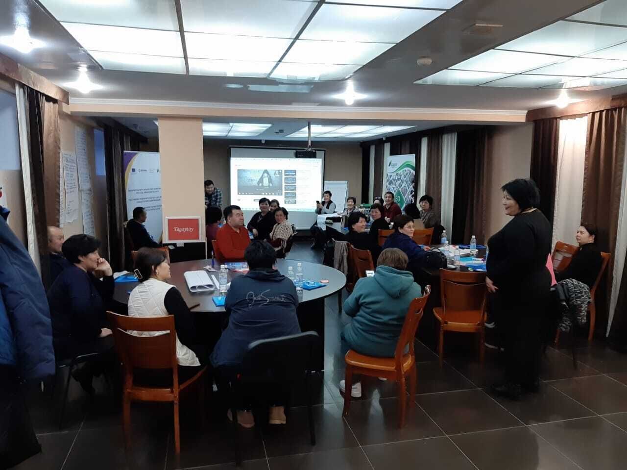 Een minibar, een bureau, geluiddichte muren, een strijkplank/strijkijzer