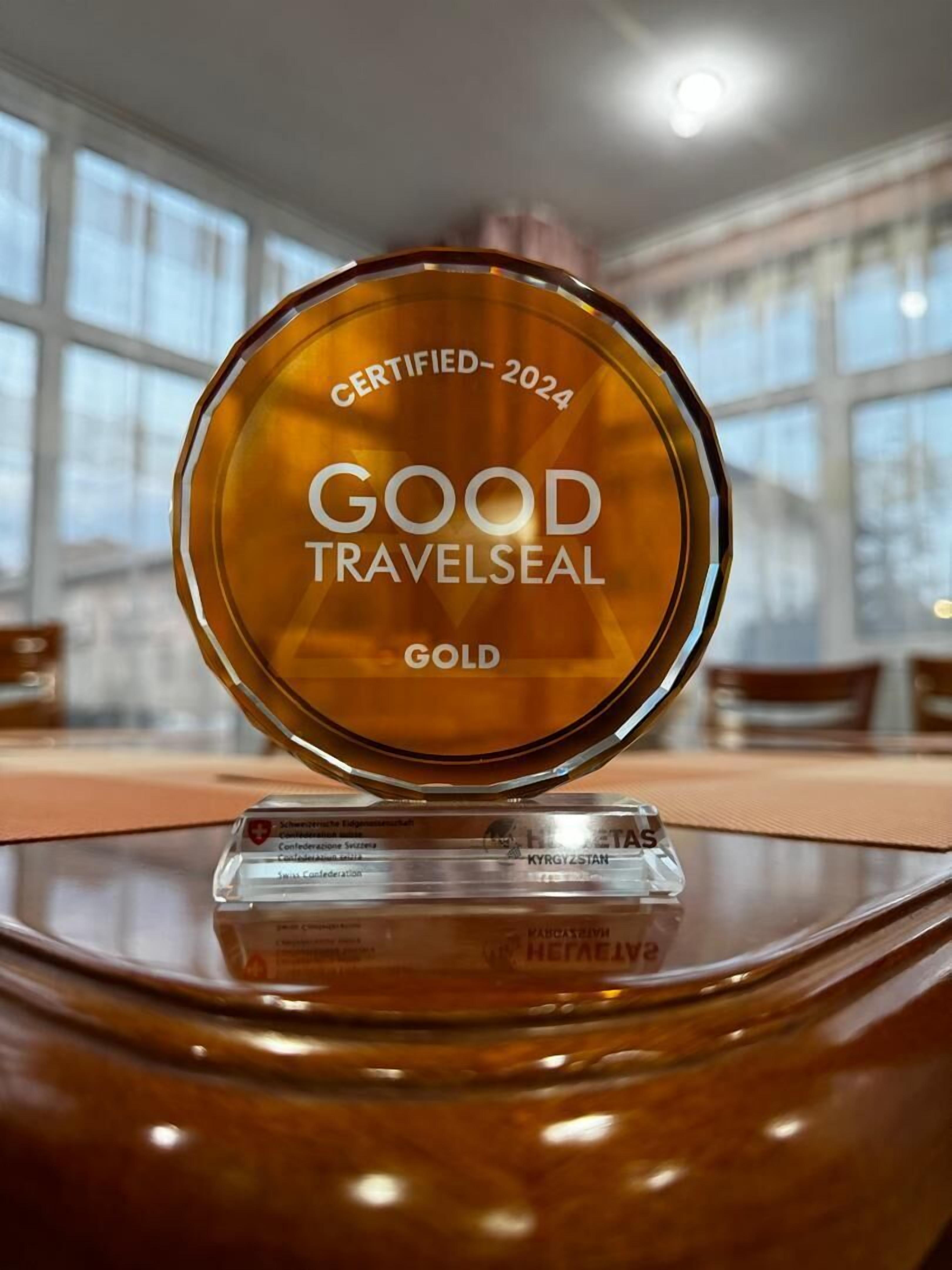 En Travelseal Gold-udmærkelse på et glastop.