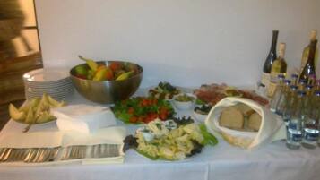 Päivittäinen buffetaamiainen (150 CZK per henkilö)