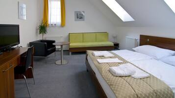 Triple Room | 1 bedroom, minibar, in-room safe, desk