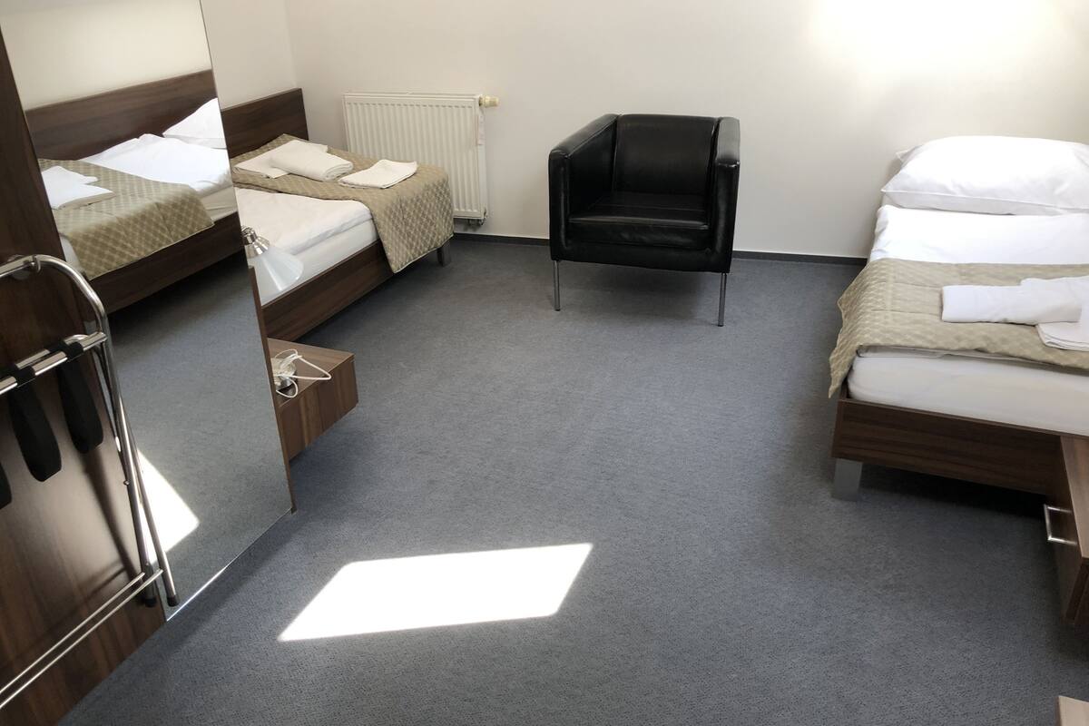 Habitación con 2 camas individuales | 1 dormitorio, minibar, caja fuerte y escritorio