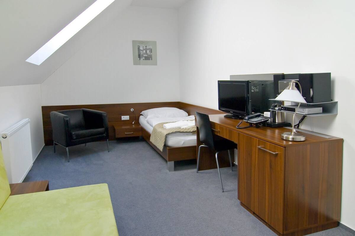 Habitación individual | 1 dormitorio, minibar, caja fuerte y escritorio