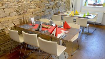 Breakfast, lunch and dinner served