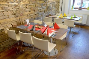 Petit déjeuner, déjeuner et dîner servis sur place