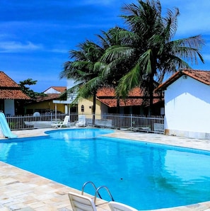 Piscina externa, espreguiçadeiras