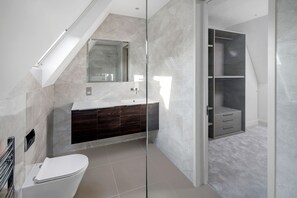 Apartament, 2 dormitoris | Bany | Banyera i dutxa independents i tovalloles 