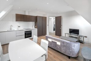 Apartamento, 2 habitaciones | Cocina privada | Frigorífico, microondas, horno y placa de cocina