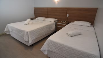 1 quarto, frigobar, escrivaninha, espaço de trabalho para notebook