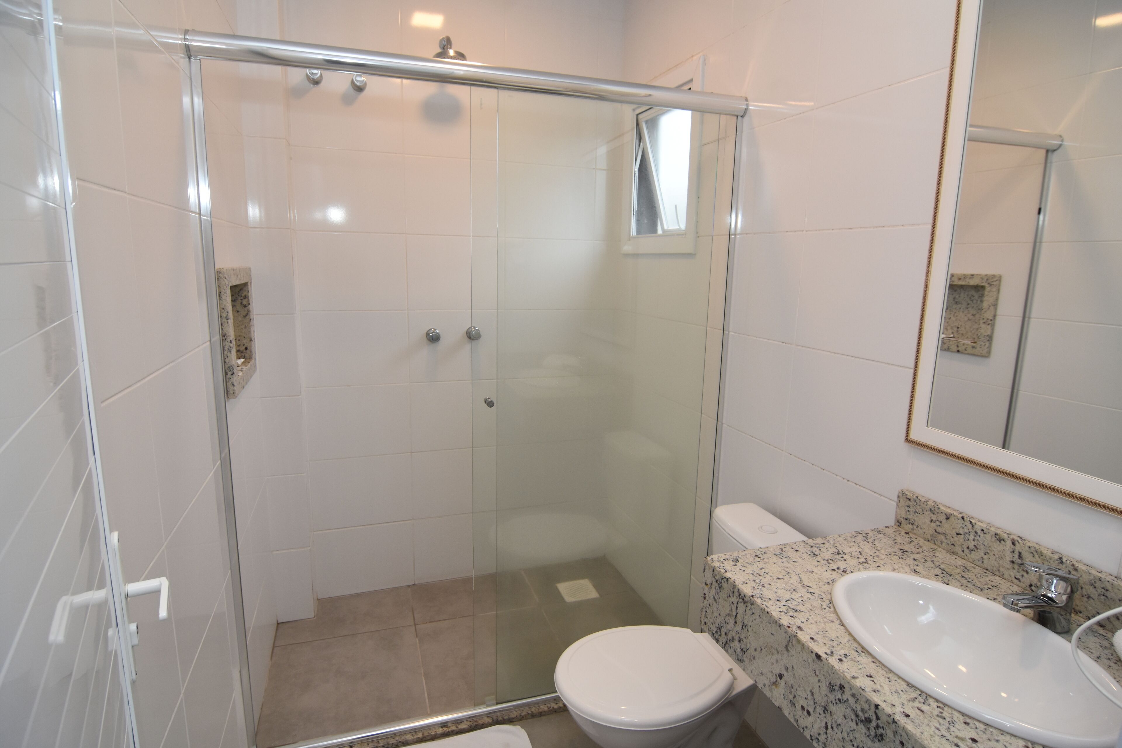Quarto triplo standard | Banheiro | Chuveiro, produtos de toalete grátis