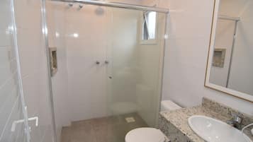 Quarto triplo standard | Banheiro | Chuveiro, produtos de toalete grátis