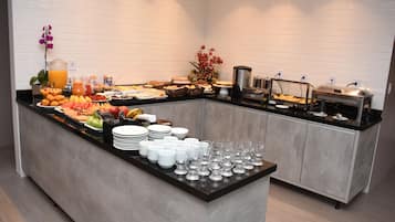 Café da manhã com buffet grátis durante a semana