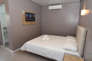 Minibar, bureau, espace de travail pour ordinateur portable