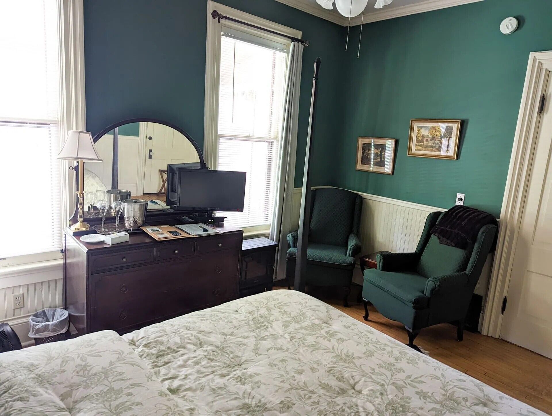 Comfort Room, 1 Queen Bed | Individually decorated, individually furnished, free WiFi, bed sheets