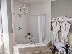 Habitación de lujo, 1 cama King size, hidromasaje | Baño | Secadora de cabello, batas, toallas, jabón 