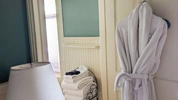 Habitación Confort, 1 cama de matrimonio | Baño | Secador de pelo, albornoces, toallas y jabón