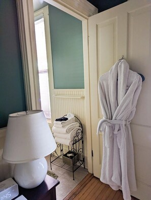 Chambre Confort, 1 grand lit | Salle de bain