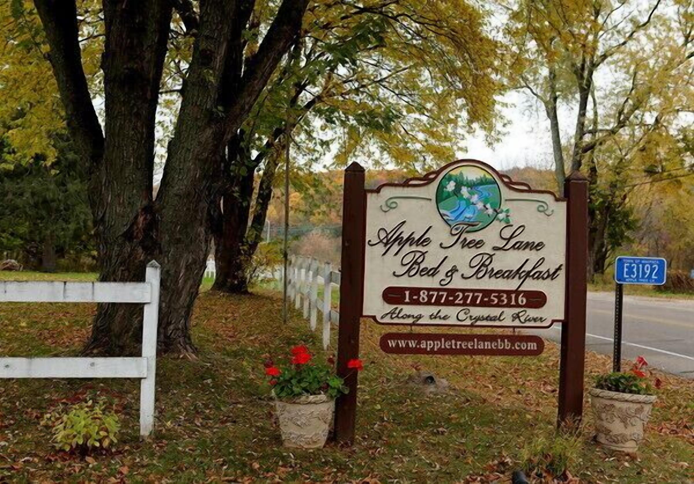 Señal de Apple Tree Lane Bed & Breakfast, con un número de teléfono y sitio web.