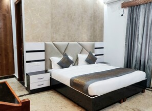 Desk, laptop workspace, blackout drapes, soundproofing - Sai Village Manesar (Gurugram)