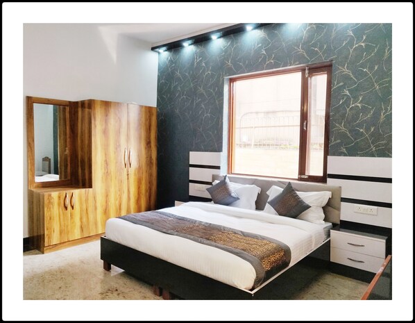 Schreibtisch, laptopgeeigneter Arbeitsplatz, Verdunkelungsvorhänge