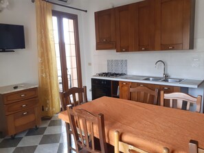 Frigorifero, forno, piano cottura, macchina per tè/caffè