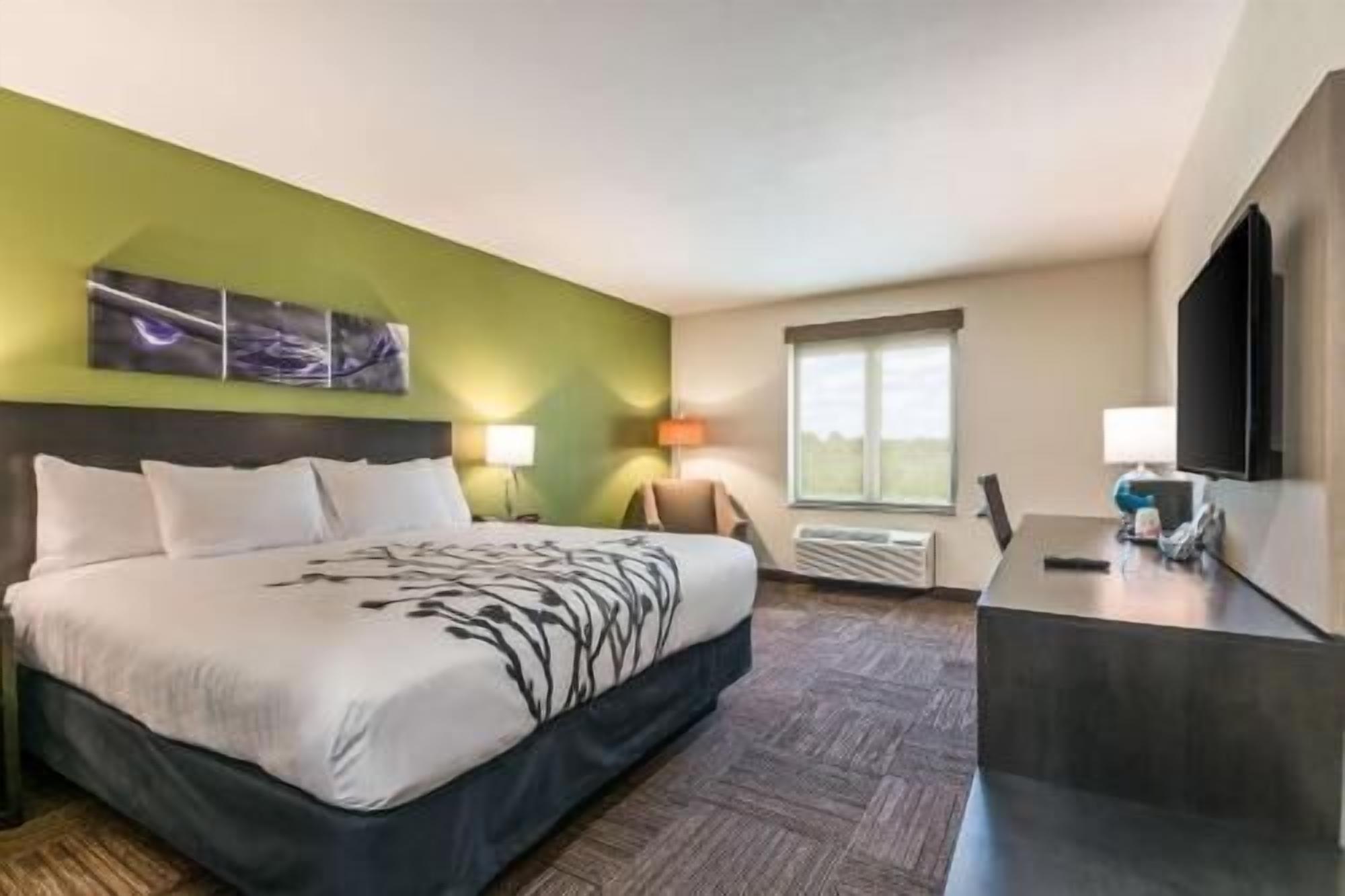 Desk, laptop workspace, iron/ironing board, free WiFi