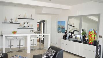 Free daily full breakfast