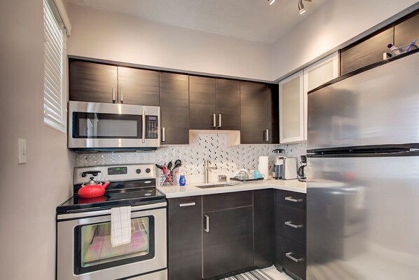 Fridge, microwave, oven, stovetop