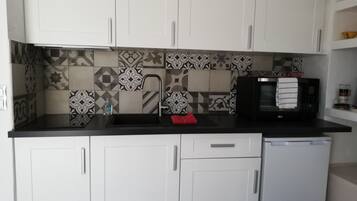 Fridge, microwave, stovetop, coffee/tea maker