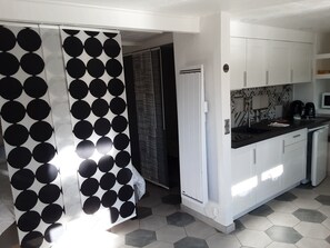 Fridge, microwave, stovetop, coffee/tea maker - between sea and mountain (peyroules)