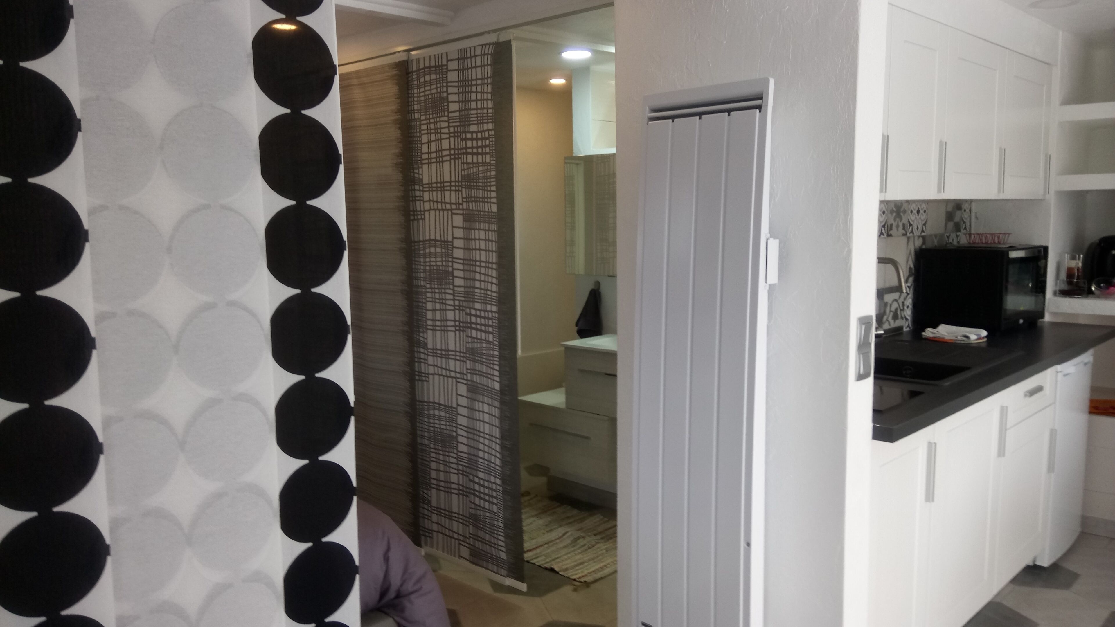 Réfrigérateur, micro-ondes, plaque de cuisson, cafetière/bouilloire