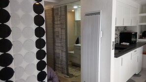 Réfrigérateur, micro-ondes, plaque de cuisson, cafetière/bouilloire