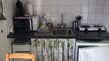 Refrigerador, microondas, parrilla de estufa y cafetera y tetera
