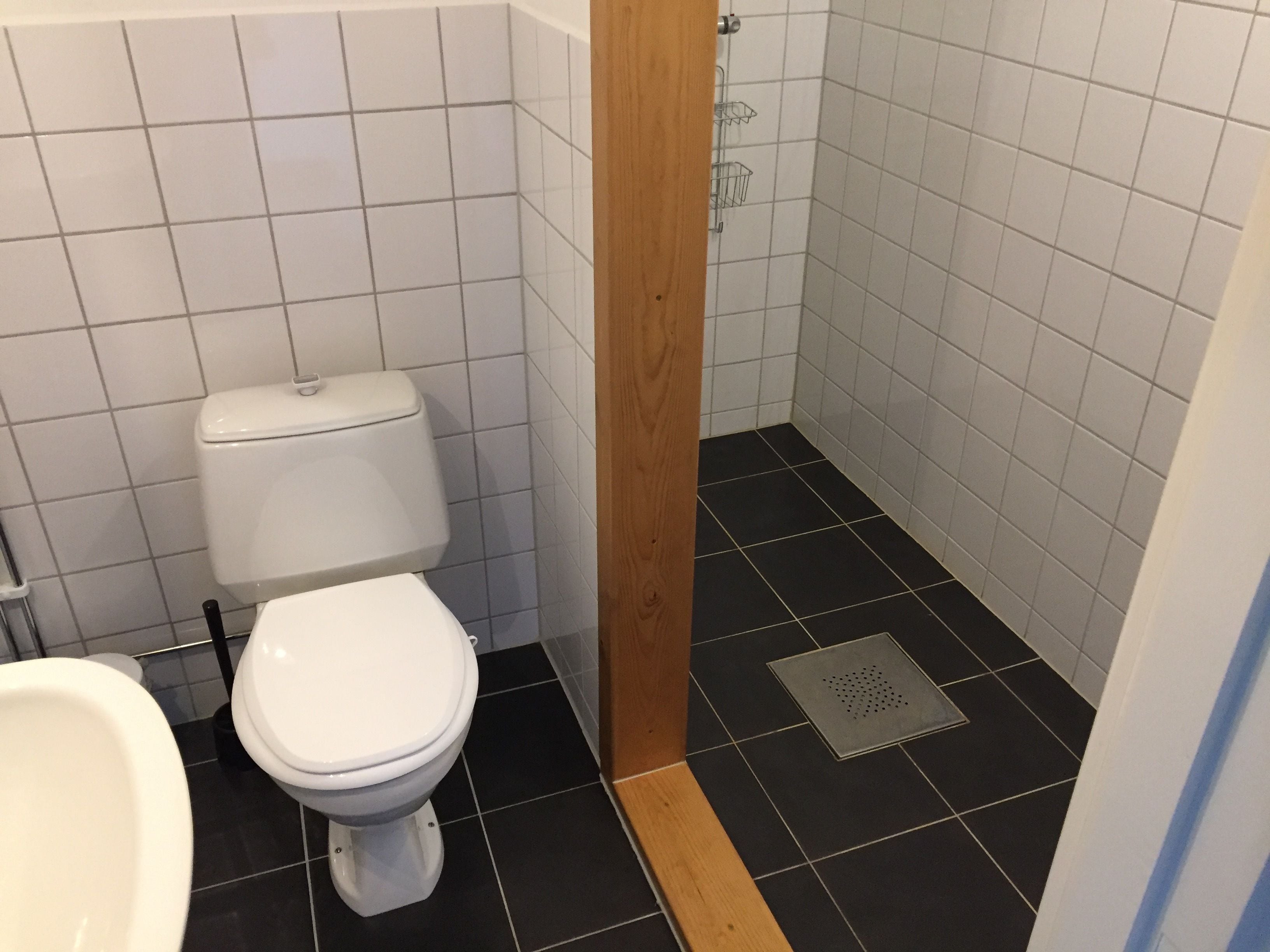 Un baño con inodoro, ducha y bañera.