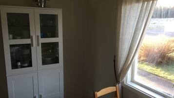 Lägenhet - flera sängar - utsikt mot trädgården (2) | Eget kök | Kylskåp, mikrovågsugn, spishäll och kaffe- och tebryggare