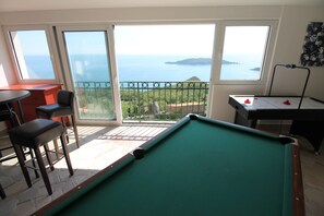 Billiards - Stone Holiday Home (Becici)