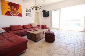 Casa Comfort | Una scrivania, insonorizzazione, ferro/asse da stiro