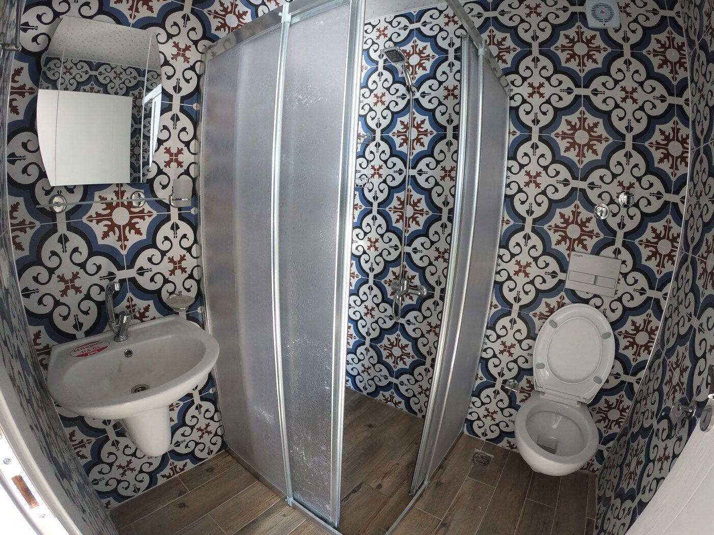 Ein Badezimmer mit Bidet, Toilette und Duschkabine.
