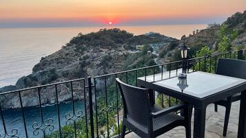 Romantic Double Room | Desk, soundproofing, iron/ironing board, free WiFi