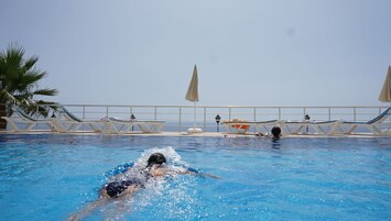 Piscina externa sazonal, funciona das 8h às 22h, guarda-sóis