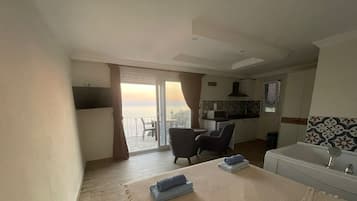 Romantic Double Room | Meja, kalis bunyi, seterika/papan seterika, Wi-fi percuma
