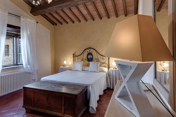 2 bedrooms, iron/ironing board, travel crib, free WiFi - House with pool for 4 pax (Casole d'Elsa)