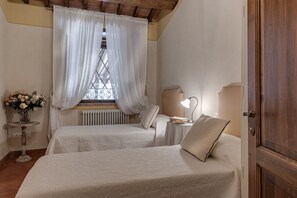 2 bedrooms, iron/ironing board, travel crib, free WiFi - House with pool for 4 pax (Casole d'Elsa)