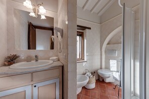 Shower, hair dryer, bidet, towels - House with pool for 4 pax (Casole d'Elsa)
