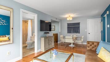 Luxury Suite (two bedroom) | ๊ฑฐ์ค ๊ณต๊ฐ | ํ๋ฉด TV