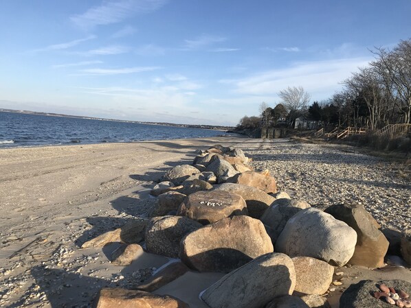 Sun-loungers, beach towels - Hamptons Cousy, Spacious, Family Home by the beach (Hampton Bays)